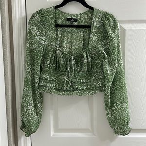Low-cut Flattering Green/ White Floral Long-sleeve blouse